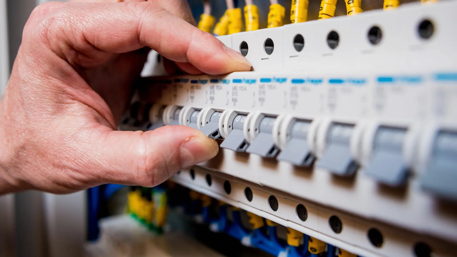 Électricien professionnel en intervention à Paris